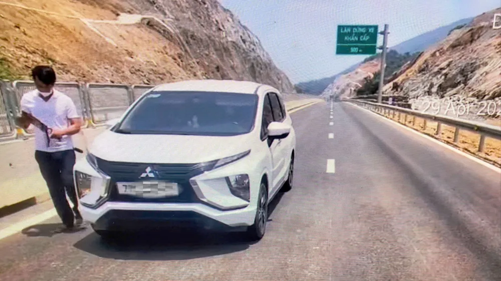 Hình ảnh lực lượng chức năng cho dừng phương tiện để kiểm tra