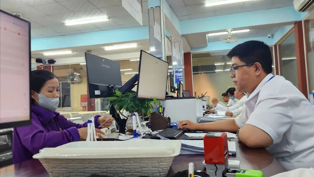 Cán bộ giải quyết hồ sơ cho người dân. Ảnh minh họa