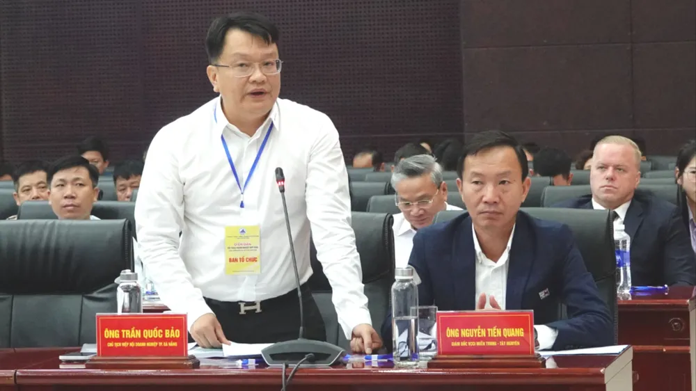 Đại diện doanh nghiệp nêu kiến nghị với lãnh đạo TP Đà Nẵng tại diễn đàn. Ảnh: XUÂN QUỲNH
