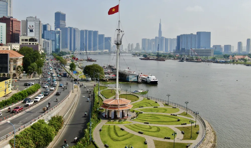 Trung tâm TPHCM nhìn từ cột cờ Thủ Ngữ, nơi kết nối giao thông đường bộ và đường thủy trên sông Sài Gòn. Ảnh: HOÀNG HÙNG