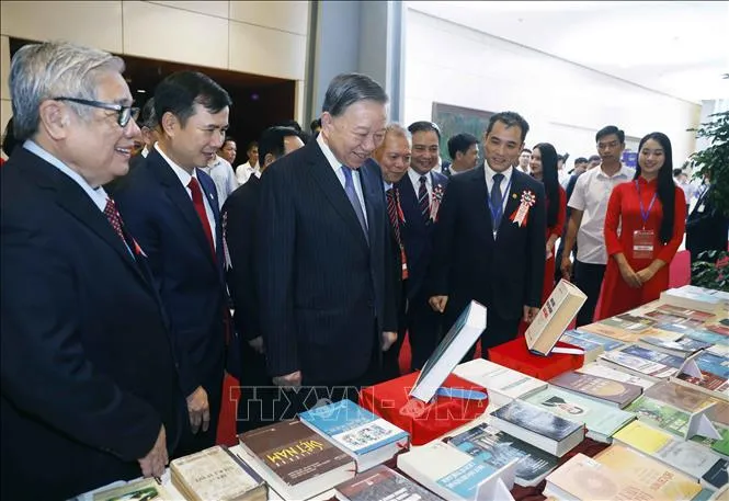 vna_potal_tong_bi_thu_chu_tich_nuoc_du_le_ky_niem_120_nam_ngay_truyen_thong_dai_hoc_quoc_gia_ha_noi_stand (1).jpg