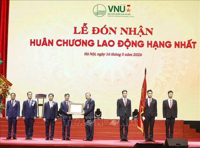 vna_potal_tong_bi_thu_chu_tich_nuoc_du_le_ky_niem_120_nam_ngay_truyen_thong_dai_hoc_quoc_gia_ha_noi_stand.jpg