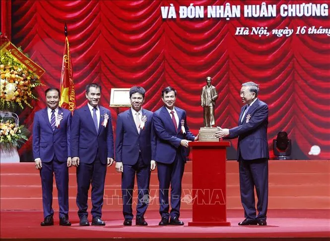 vna_potal_tong_bi_thu_chu_tich_nuoc_du_le_ky_niem_120_nam_ngay_truyen_thong_dai_hoc_quoc_gia_ha_noi_stand (3).jpg