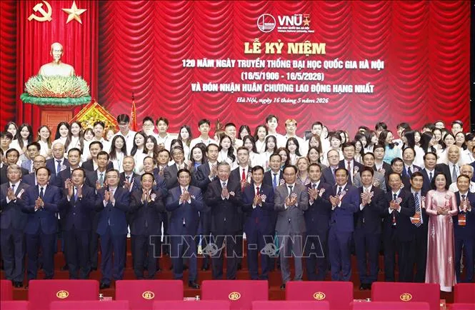 vna_potal_tong_bi_thu_chu_tich_nuoc_du_le_ky_niem_120_nam_ngay_truyen_thong_dai_hoc_quoc_gia_ha_noi_stand (5).jpg