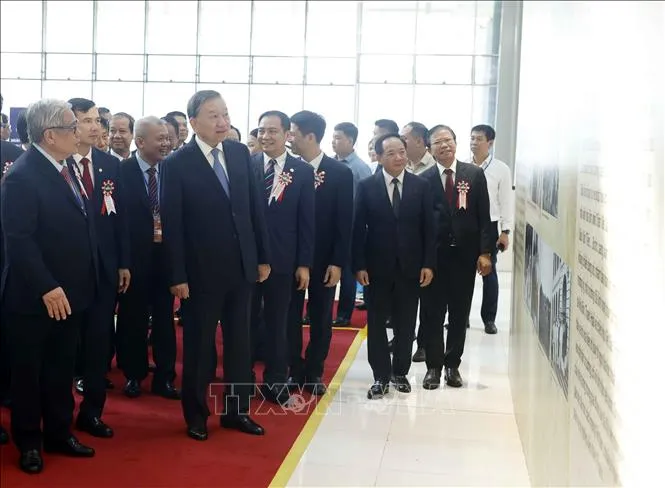 vna_potal_tong_bi_thu_chu_tich_nuoc_du_le_ky_niem_120_nam_ngay_truyen_thong_dai_hoc_quoc_gia_ha_noi_stand (7).jpg