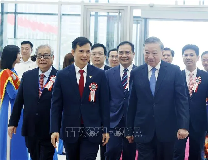 vna_potal_tong_bi_thu_chu_tich_nuoc_du_le_ky_niem_120_nam_ngay_truyen_thong_dai_hoc_quoc_gia_ha_noi_stand (8).jpg