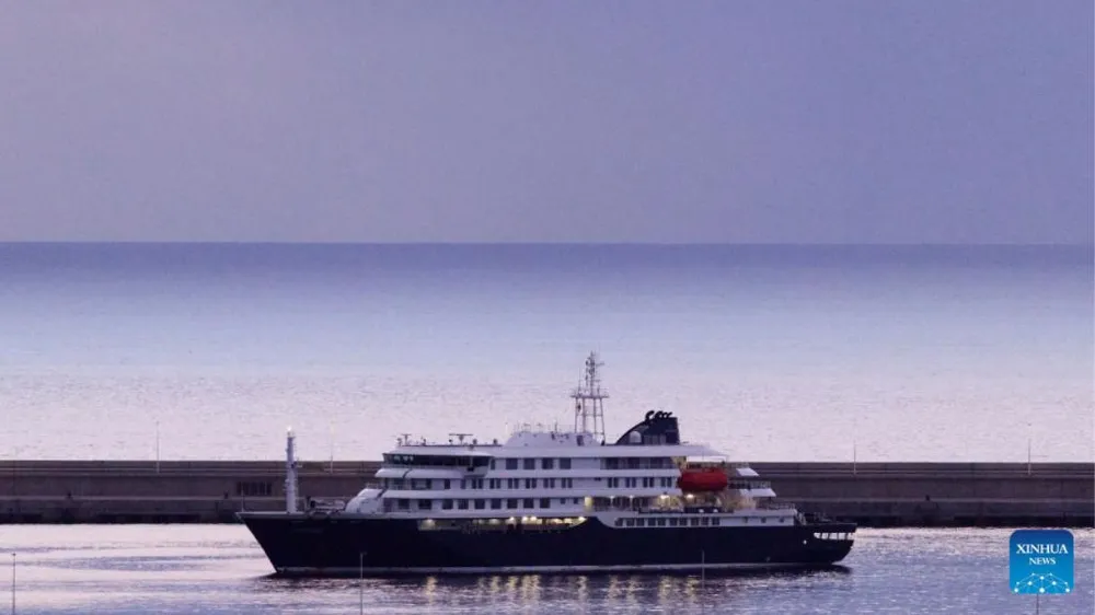 Tàu MV Hondius đến Tây Ban Nha ngày 10-5-2026. Ảnh: XINHUA 