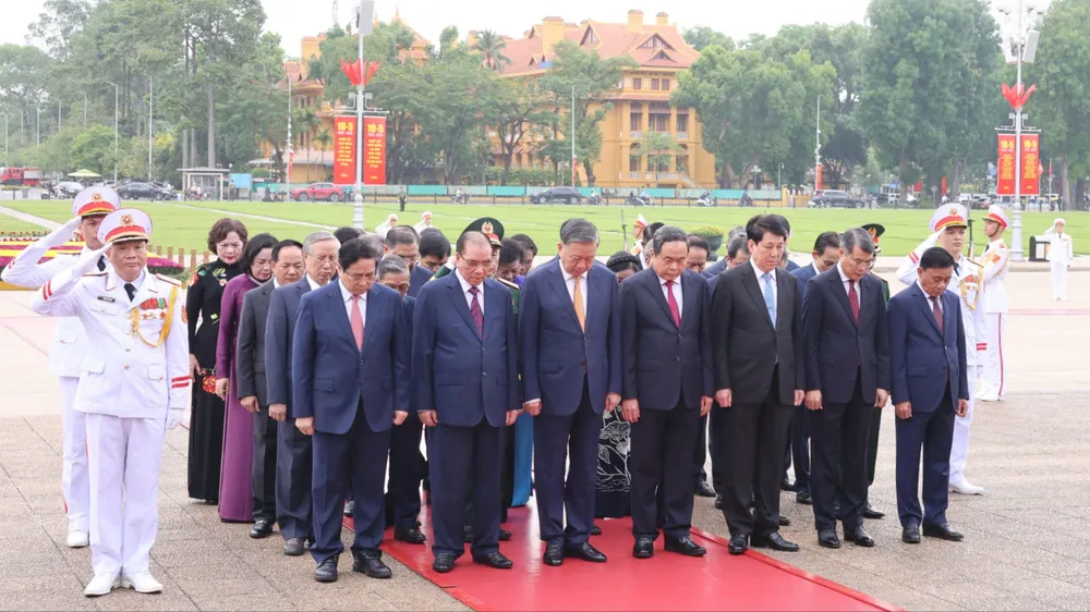 Tổng Bí thư, Chủ tịch nước Tô Lâm cùng các đồng chí lãnh đạo, nguyên lãnh đạo Đảng, Nhà nước đặt vòng hoa và vào Lăng viếng Bác. Ảnh: QUANG PHÚC
