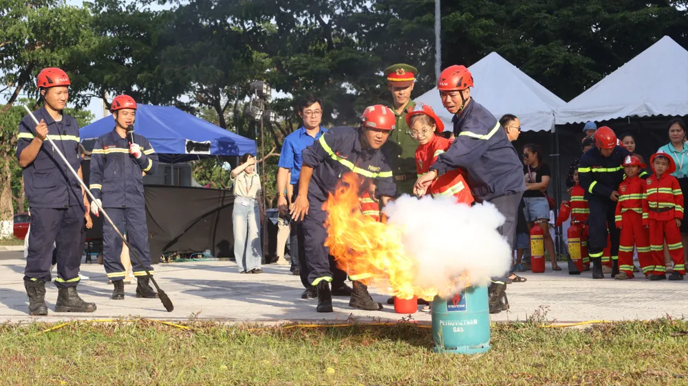 Các em nhỏ được hướng dẫn kỹ năng chữa cháy tại chương trình "Hoạt động trải nghiệm làm lính cứu hỏa"