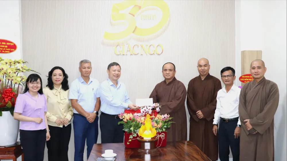 Đồng chí Dương Anh Đức thăm, chúc mừng Đại lễ Phật đản Báo Giác Ngộ