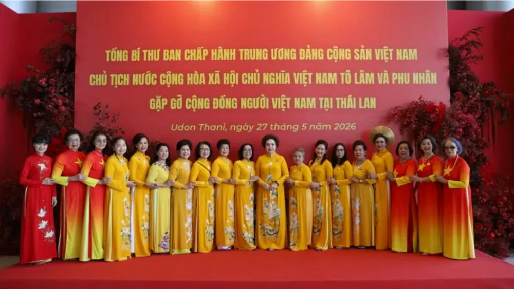 Kiều bào Thái Lan chụp ảnh lưu niệm tại Trung tâm VT Nam Nueng trong khi chờ đón Tổng Bí thư, Chủ tịch nước Tô Lâm. Ảnh: TTXVN