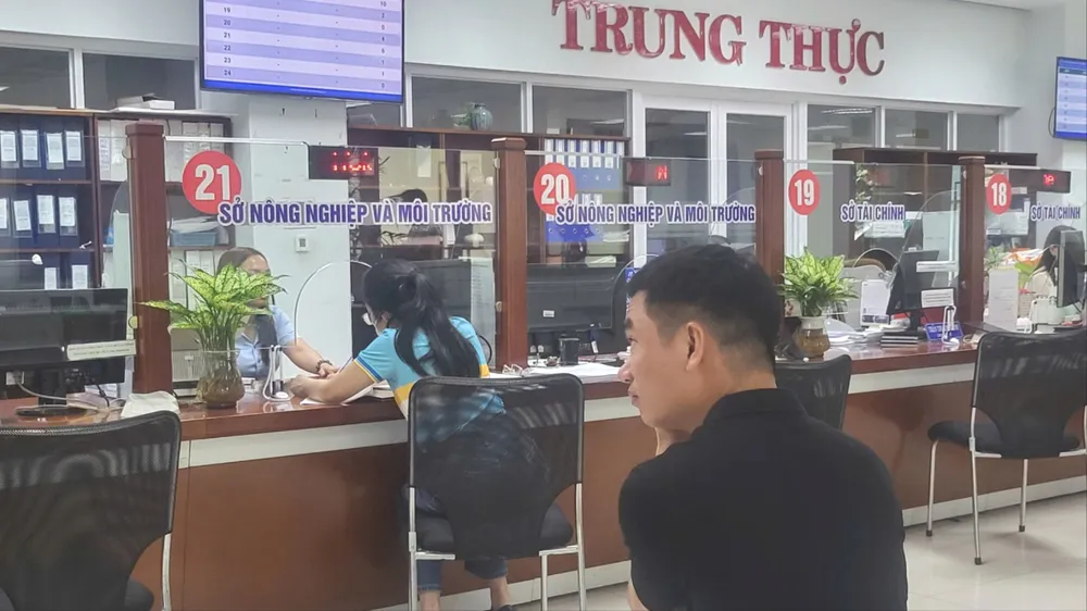 Người dân thực hiện thủ tục tại Trung tâm hành chính TP Đà Nẵng. Ảnh: XUÂN QUỲNH