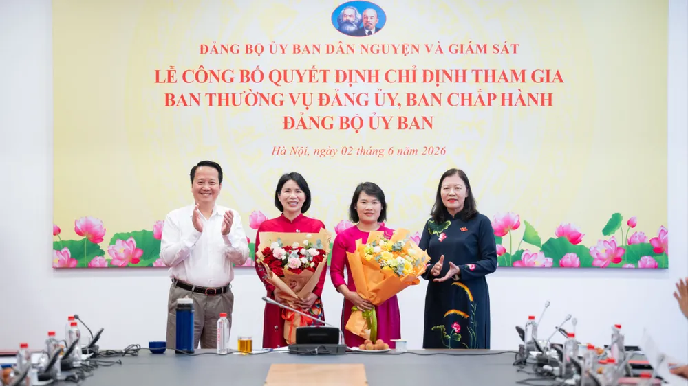 Lãnh đạo Ủy ban Dân nguyện và Giám sát tặng hoa chúc mừng các đồng chí nhận quyết định tại buổi lễ. Ảnh: CẨM HÀ