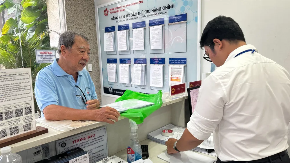 Cán bộ giải quyết thủ tục hành chính cho người dân. Ảnh: THANH HIỀN