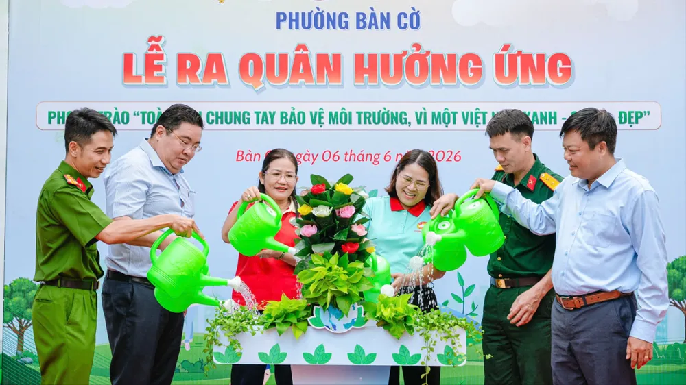 Đại biểu phường Bàn Cờ thực hiện nghi thức phát động phong trào thi đua “Toàn dân chung tay bảo vệ môi trường"