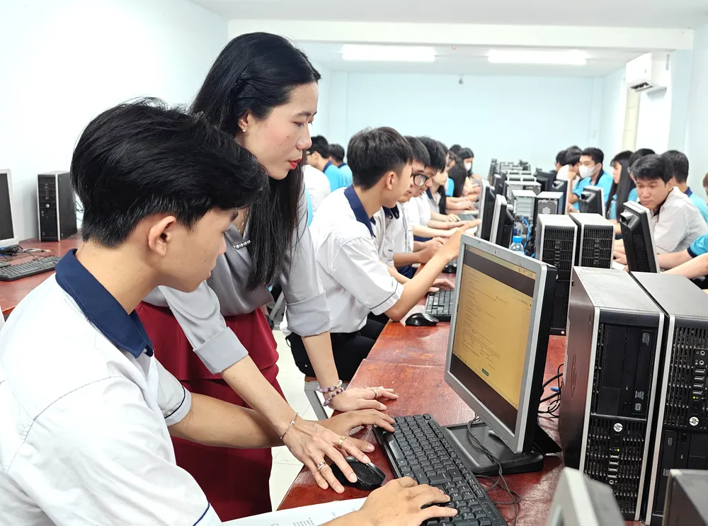 Cán bộ hướng dẫn học sinh lớp 12 của Trung tâm Giáo dục phổ thông (Trường ĐH Công thương TPHCM) khai hồ sơ đăng ký dự thi tốt nghiệp THPT 2026 .jpg