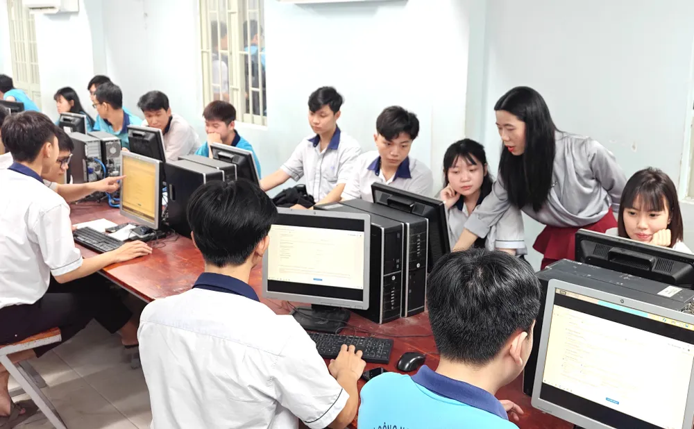 Cán bộ tuyển sinh hướng dẫn học sinh lớp 12 Trung tâm Giáo dục phổ thông (Trường ĐH Công thương TPHCM) làm hồ sơ đăng ký dự thi tốt nghiệp THPT năm 2026 .jpg