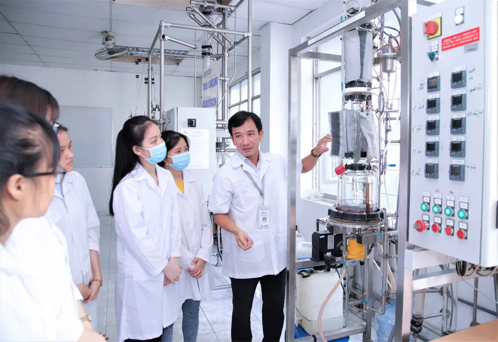 Sinh viên Khoa Công nghệ Hóa Trường ĐH Công nghiệp TPHCM trong giờ học thực hành .jpg
