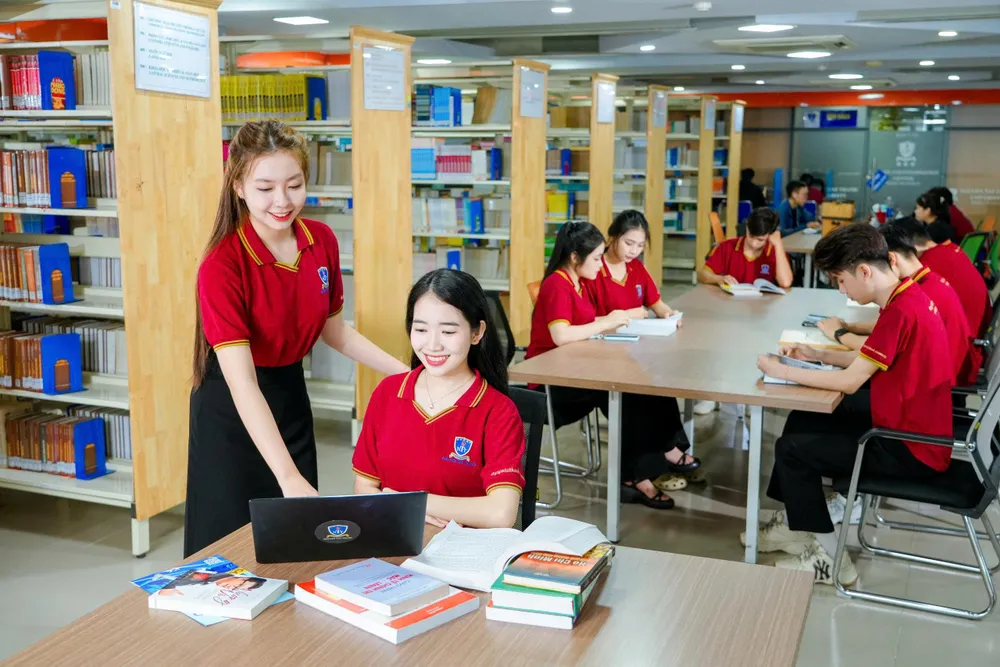 Sinh viên Trường ĐH Nguyễn Tất Thành tìm hiểu tài liệu tại thư viện.jpg