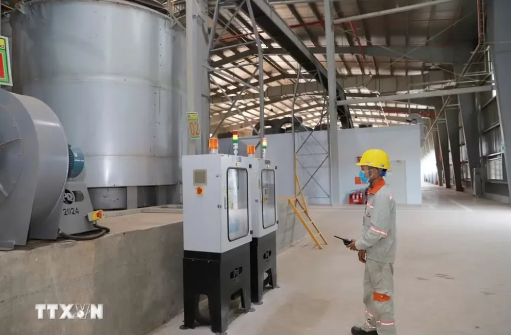 Công nhân điều hành dây chuyền sản xuất tại Nhà máy nhiên liệu sinh khối EREX SAKURA Tuyên Quang. Ảnh: TTXVN