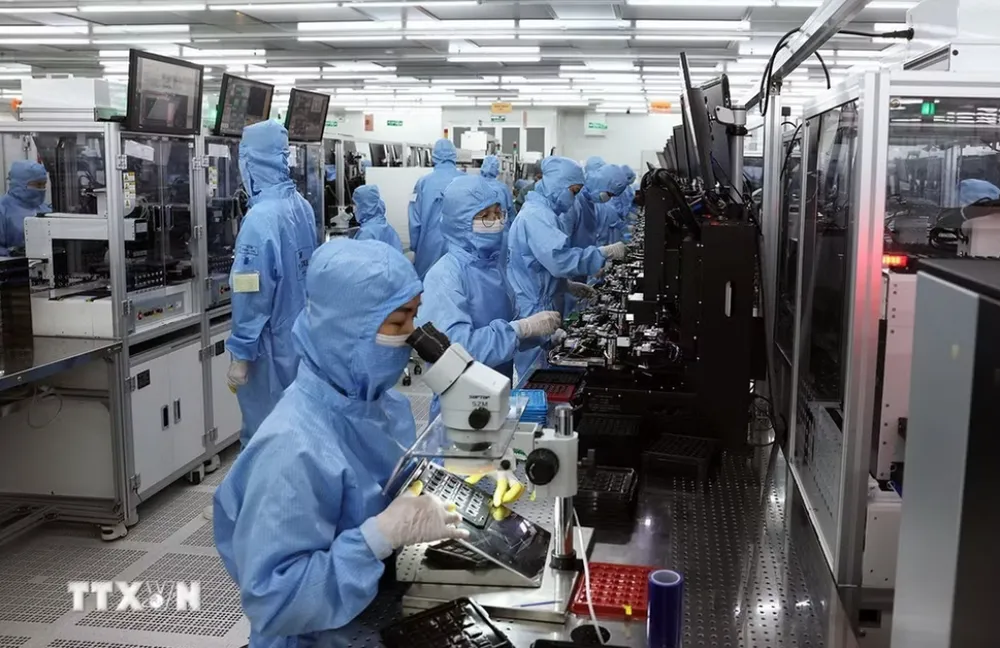 Dây chuyền sản xuất module camera và linh kiện điện tử xuất khẩu tại nhà máy của Công ty trách nhiệm hữu hạn MCNEX VINA (100% vốn Hàn Quốc), Khu công nghiệp Phúc Sơn, tỉnh Ninh Bình. Ảnh: TTXVN