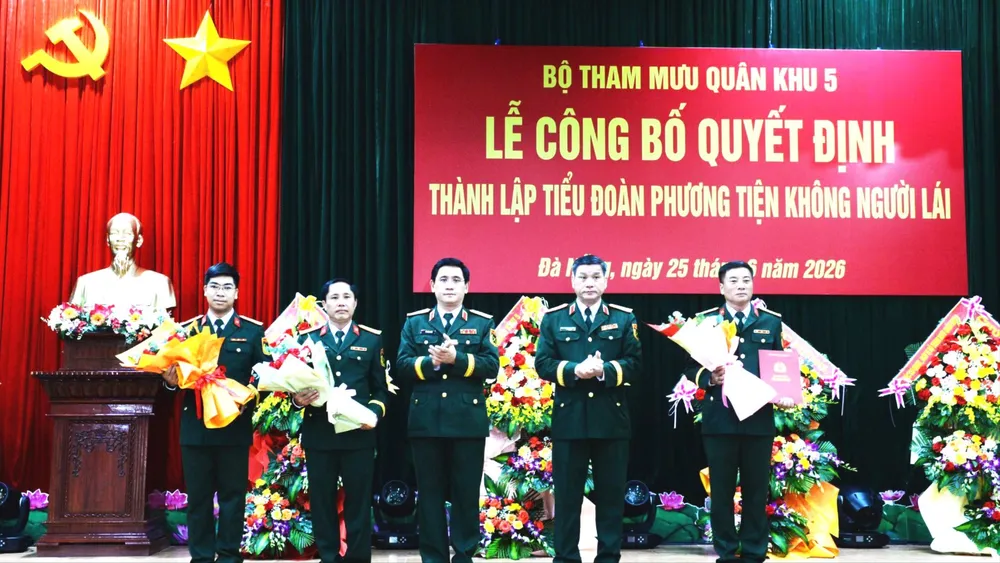 Thủ trưởng Bộ Tư lệnh Quân khu 5 trao Quyết định thành lập Tiểu đoàn Phương tiện không người lái và tặng hoa chúc mừng đơn vị