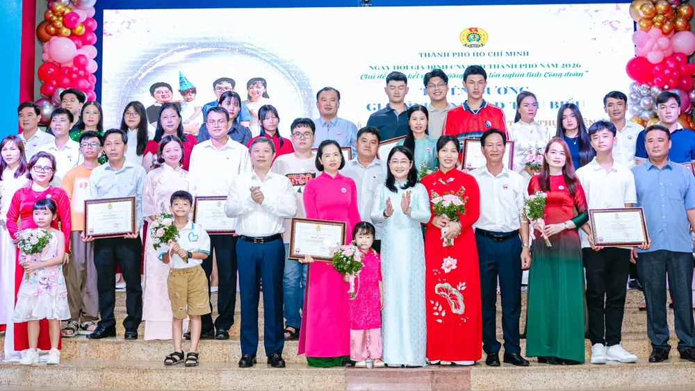 Đồng chí Dương Anh Đức, Ủy viên Ban Thường vụ Thành ủy, Trưởng Ban Tuyên giáo và Dân vận Thành ủy TPHCM, chúc mừng các gia đình công nhân, viên chức, lao động tiêu biểu 