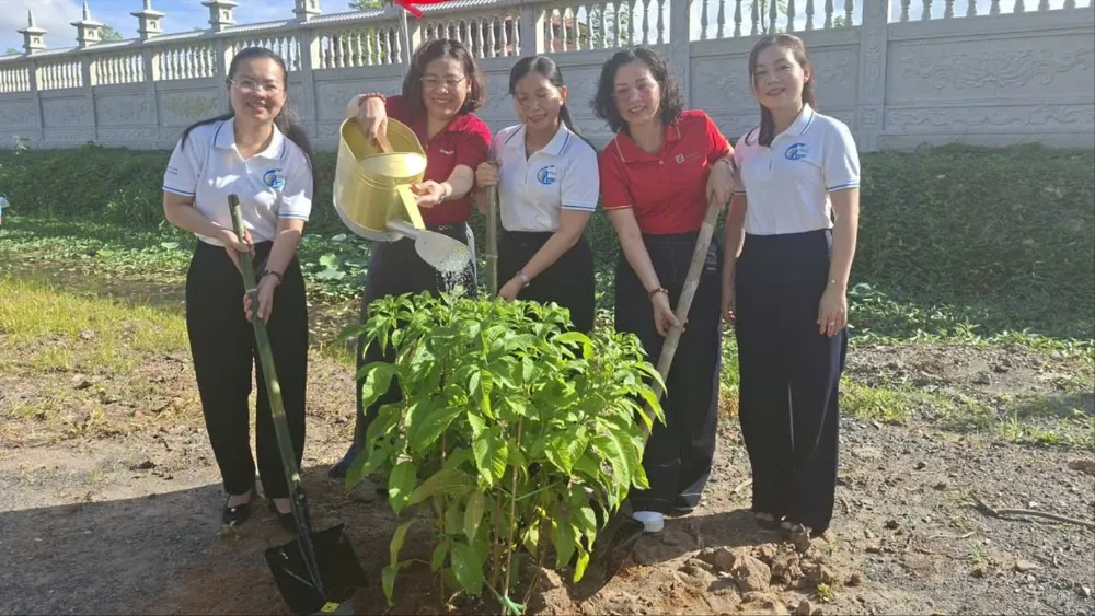 Các đại biểu trồng cây tại lễ ra quân