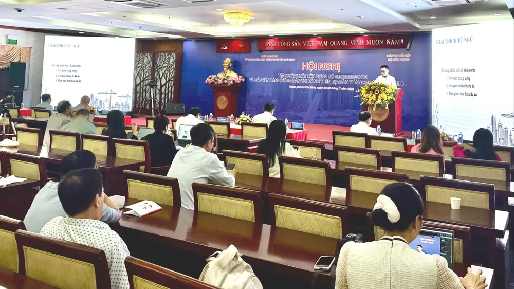 Hội nghị được tổ chức trực tiếp và trực tuyến đến UBND phường, xã, đặc khu trên địa bàn TPHCM. Ảnh: THANH HIỀN