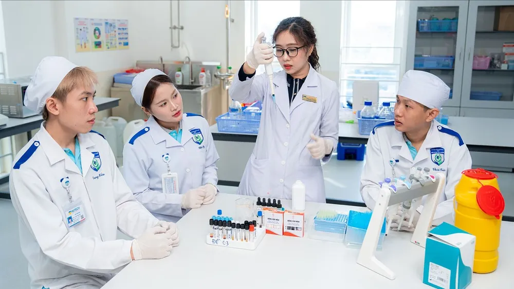 Giảng viên Khoa Điều dưỡng Trường ĐH Công nghệ TPHCM hướng dẫn sinh viên thực hành xét nghiệm (ẢNH: THANH HÙNG)