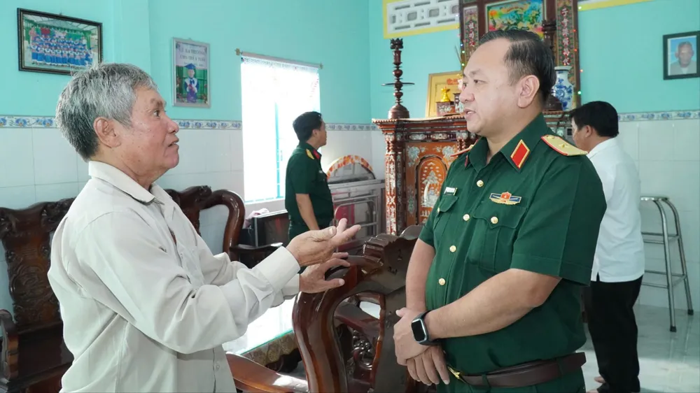 Thiếu tướng Nguyễn Thành Trung, Chính ủy Bộ Tư lệnh TPHCM trao đổi với một người trong gia đình ông Huỳnh Văn Mười