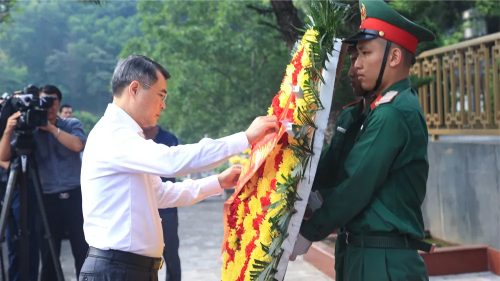 Thủ tướng Chính phủ dâng hoa tại Nghĩa trang Liệt sĩ Trung tâm tỉnh Lào Cai.png