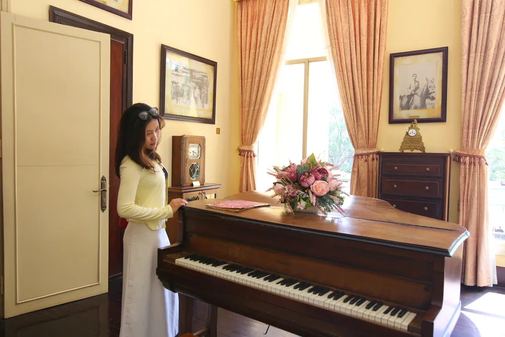 Du khách tham quan phòng Nam Phương Hoàng Hậu.JPG