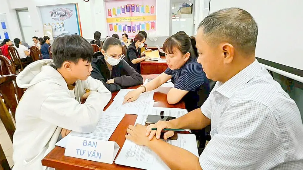 Tư vấn chọn tổ hợp môn học cho học sinh lớp 10 tại Trường THPT Ernst Thälmann, phường Bến Thành, TPHCM (ẢNH: THU TÂM)
