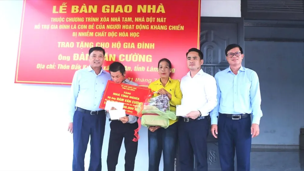 Gia đình ông Đàm Văn Cường (xã Đức An, tỉnh Lâm Đồng) nhận bàn giao căn nhà mới