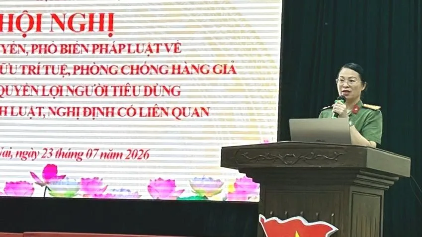 Đại tá Phạm Hồng Chính, Trưởng Phòng An ninh chính trị nội bộ, Công an TP Đồng Nai, phát biểu tại hội nghị. Ảnh: XUÂN TRUNG