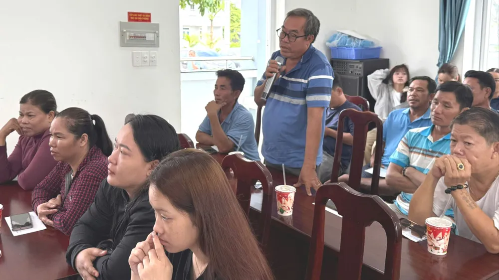 Ngư dân phát biểu tại buổi cà phê sáng. Ảnh: THÀNH HUY