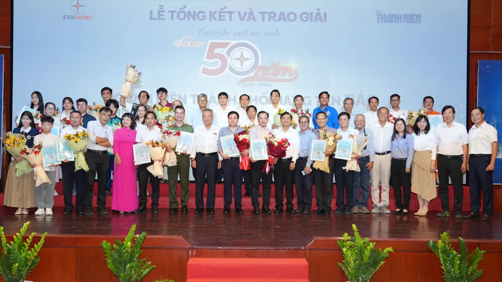 Các tác giả đoạt giải cuộc thi. Ảnh: HÂN GIA
