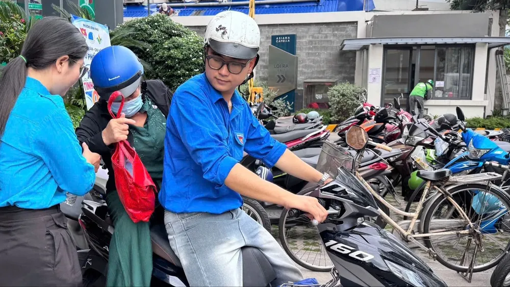 Chuyến xe nghĩa tình đồng hành người lớn tuổi
