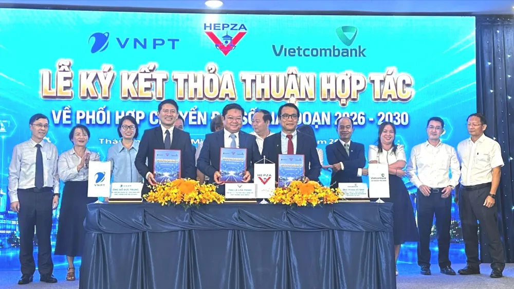 Quang cảnh lễ ký kết các thỏa thuận hợp tác. ẢNH: THANH DUNG 