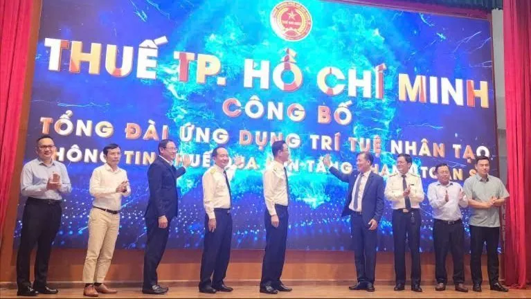 Các đại biểu thực hiện nghi thức công bố Tổng đài ứng dụng trí tuệ nhân tạo. Ảnh: K.CHÂU