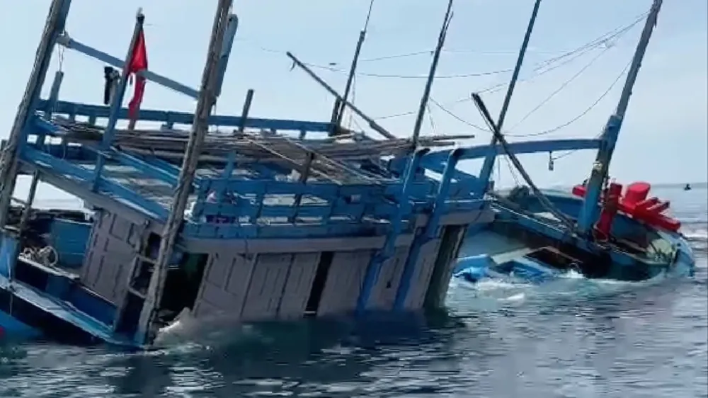 Tàu cá gặp nạn trên biển. Ảnh minh họa