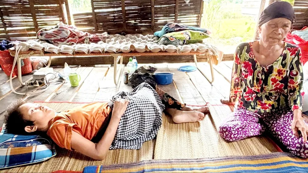 Bà Ksor H’Biak và con gái (ẢNH: TRẦN THƯƠNG)