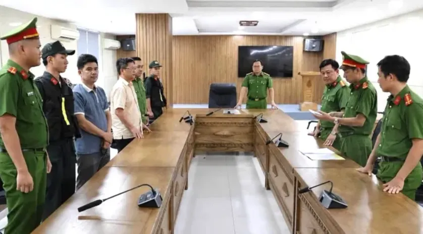 Cơ quan điều tra công bố lệnh khởi tố các đối tượng trong đường dây mua bán trái phép hóa đơn giá trị gia tăng, tổng giá trị hơn 2.000 tỷ đồng. Ảnh: Công an TP Đà Nẵng