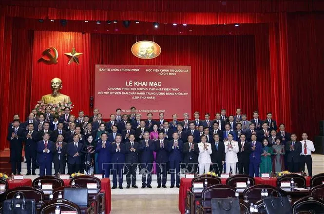 vna_potal_tong_bi_thu_chu_tich_nuoc_to_lam_du_le_khai_mac_chuong_trinh_boi_duong_cap_nhat_kien_thuc_doi_voi_uy_vien_ban_chap_hanh_trung_uong_dan_stand (1).jpg