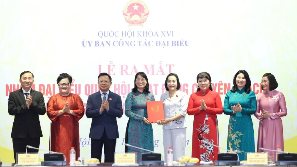 Phó Chủ tịch Quốc hội Nguyễn Thị Thanh trao nghị quyết cho Ban Thường trực Nhóm đại biểu Quốc hội hoạt động chuyên trách ở địa phương khóa XVI (nhiệm kỳ 2026-2031), chiều 19-8. Ảnh: QUANG PHÚC
