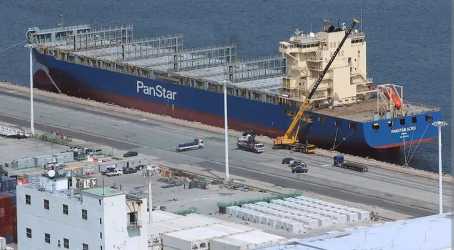 Tàu container PanStar Acro, dự kiến đi châu Âu qua Bắc Cực, neo đậu tại cảng ở Busan, Hàn Quốc ngày 20-8-2026. Ảnh: REUTERS