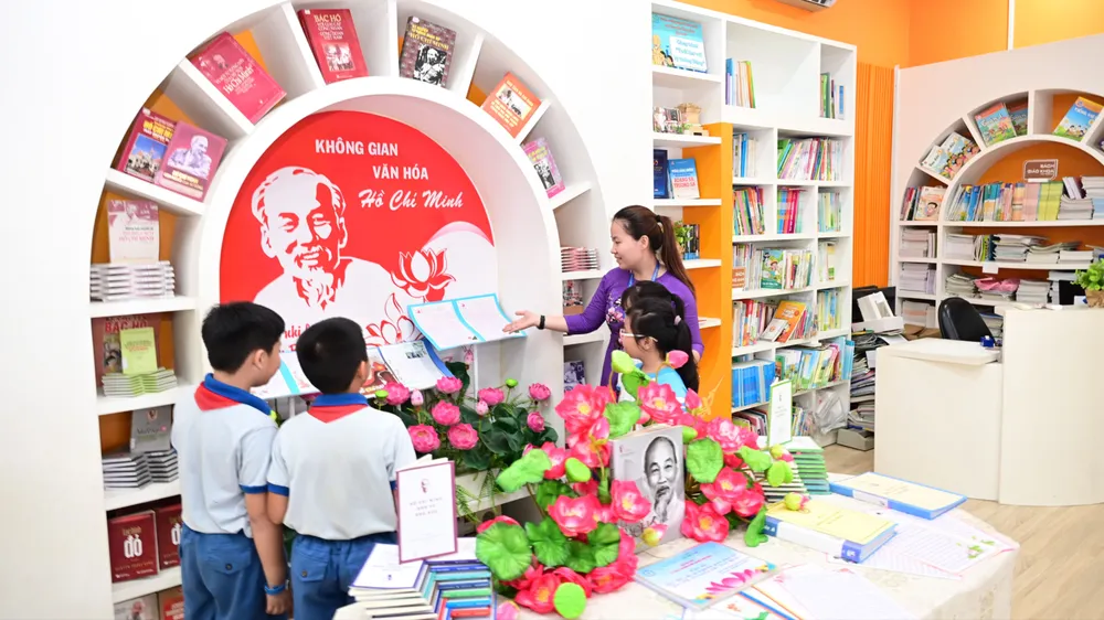 Cô và trò Trường Tiểu học Trần Hưng Đạo (phường Cầu Ông Lãnh) tại Không gian văn hóa Hồ Chí Minh trong khuôn viên thư viện nhà trường