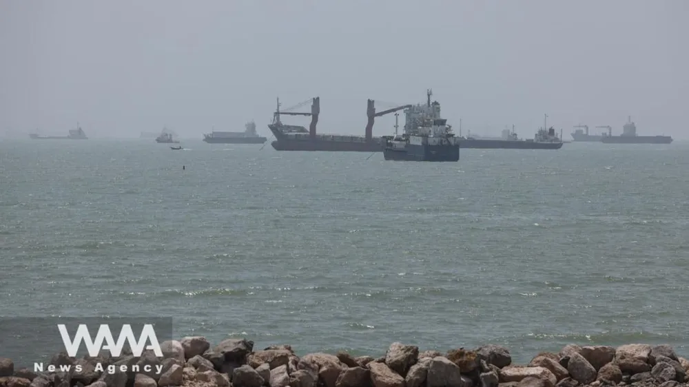 Tàu lưu thông qua eo biển Hormuz. Ảnh: WANA 