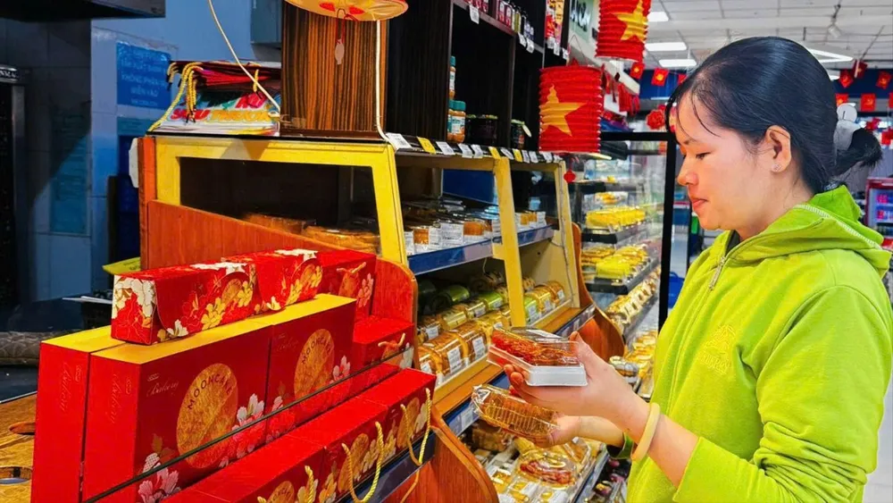 Chọn mua bánh trung thu cho con (Ảnh: ÁI VÂN)